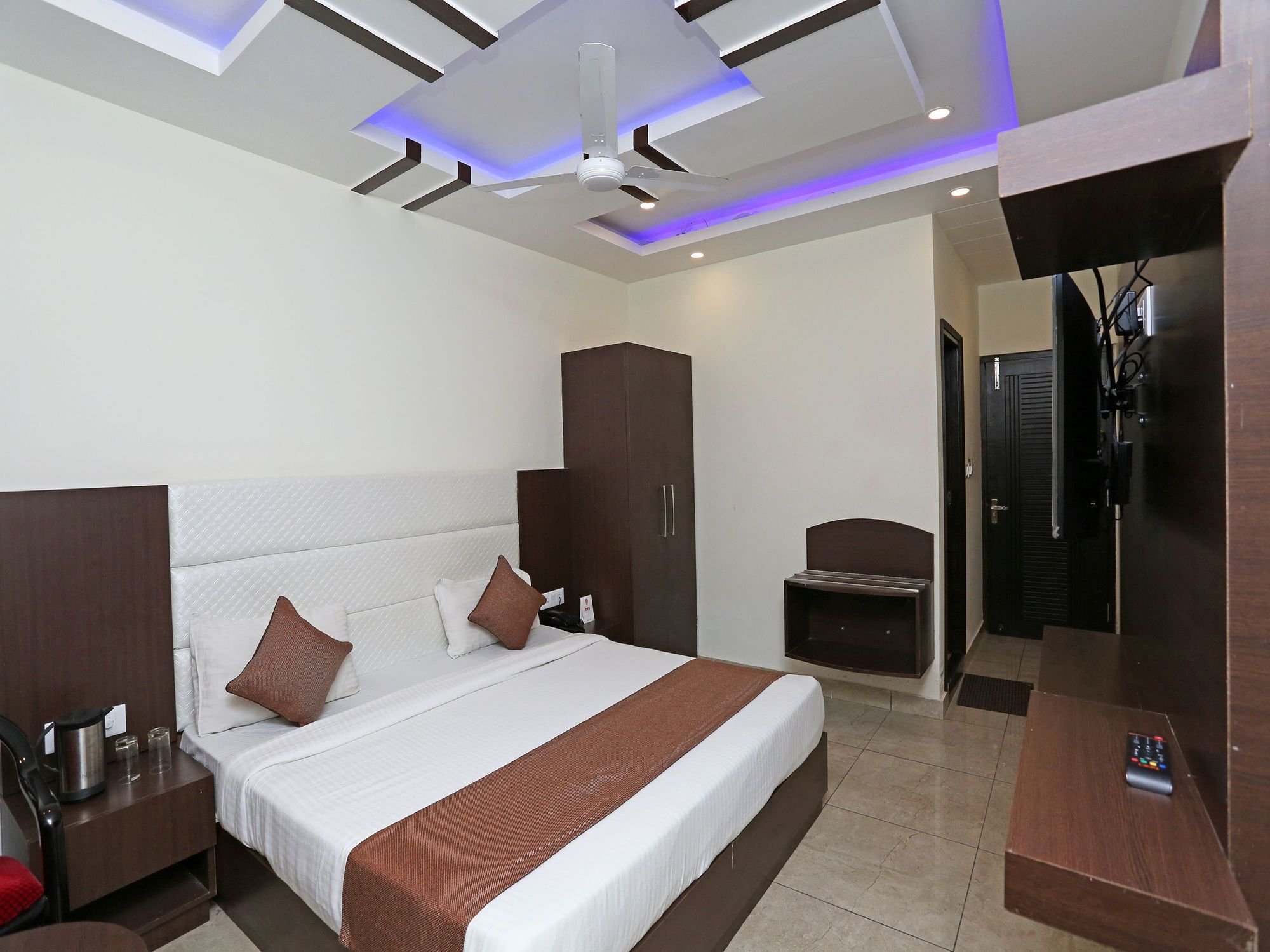 Hotel City Castle Мусори Екстериор снимка